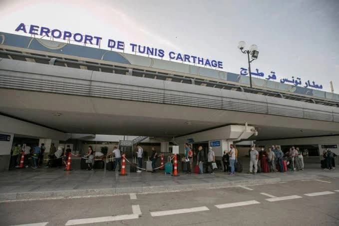 Terminal 1 de l'aéroport Tunis-Carthage vu depuis la voie de dépose des voitures